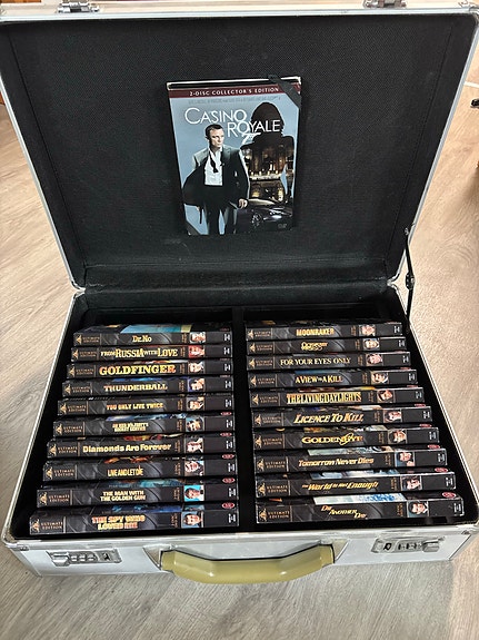 James Bond Ultimate Edition DVD-boksi salkulla