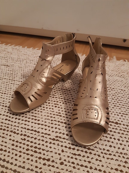 Kauniit naisten sandaalit