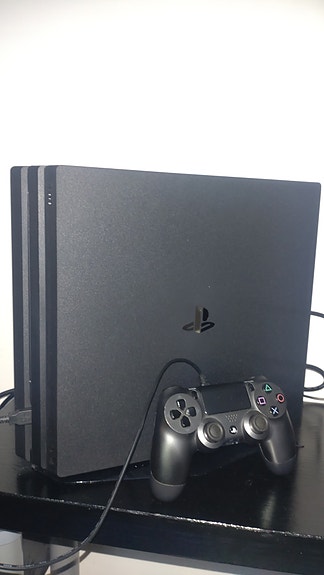 Myydään käytetty Playstation 4 pro