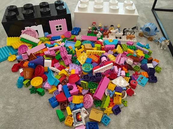 Iso kasa dubloja ja Lego säilytyslaatikot