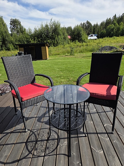 Myydään myös erikseen/pinottava tuoli 2 kpl ja ikean apupöytä