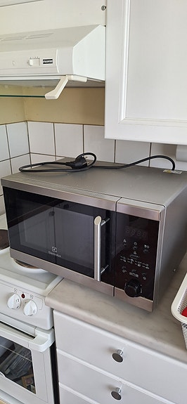 Hyväkuntoinen Electrolux mikroaaltouuni, uunitoiminto