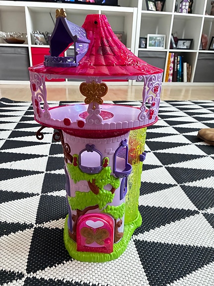 Talo esim. Petshop leikkeihin