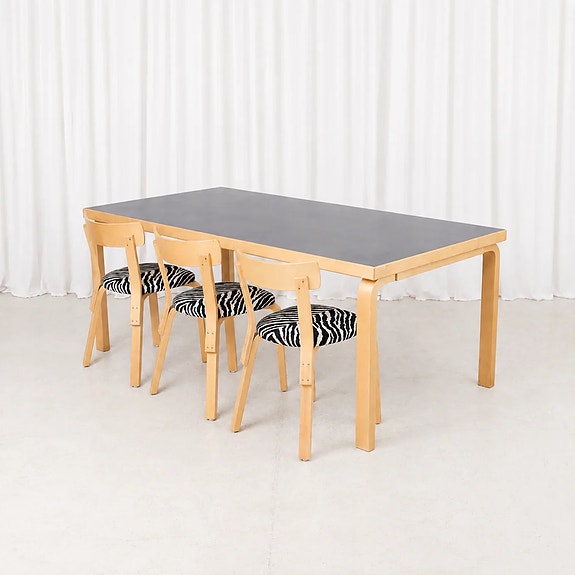 Alvar Aalto Pöytä 83 mustalla linoleumilla, Artek