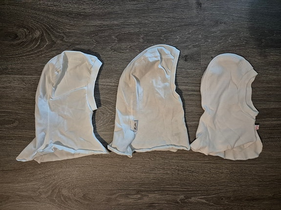 Kolme kypärämyssyä koot 44-46 ja 50