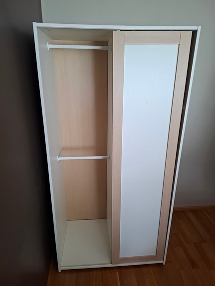 Lasten vaatekaappi liukuovella ja laatikoilla