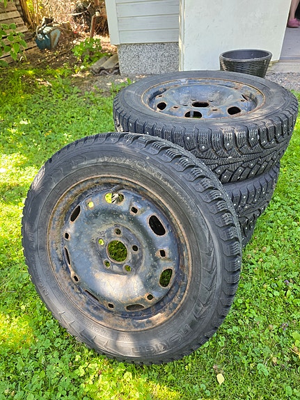 Talvirenkaat (175/65 R14 86T XL) – peltivanteilla