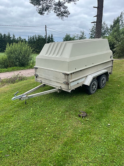 Peräkärry kuomulla