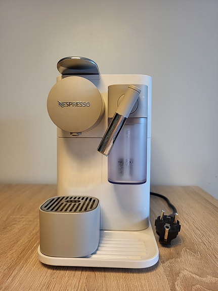 De'Longhi Nespresso Lattissima one kapselikahvinkeitin