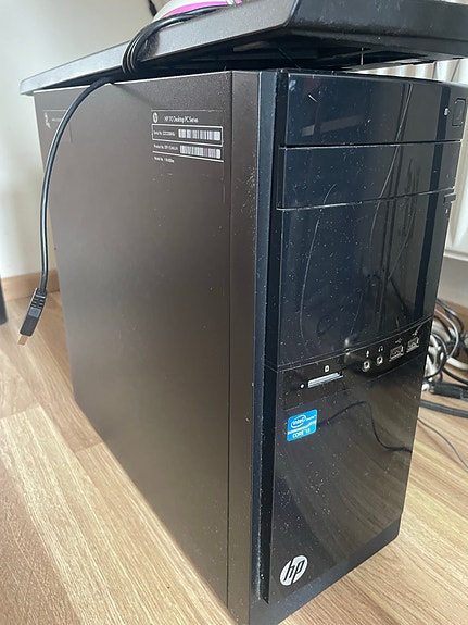 HP 110 pöytätietokone ja näyttö