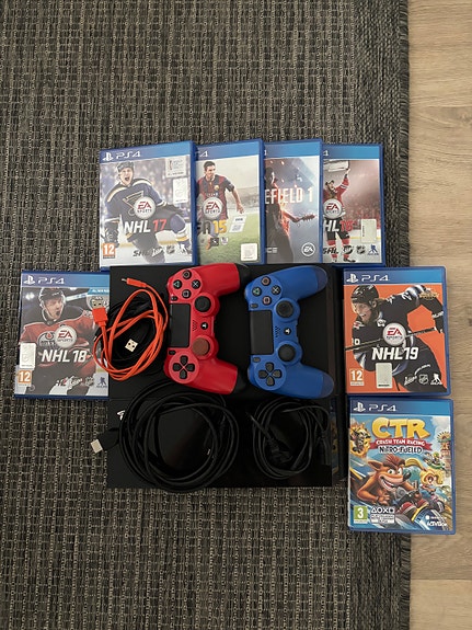 PS4 + 2 ohjainta + pelejä