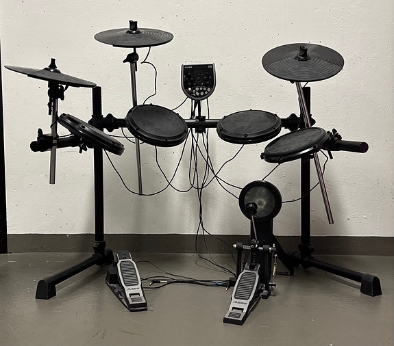 Alesis DM6 -sähkörummut (pieni vika huomioitu hinnassa)