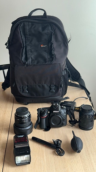 Nikon D7100 setti hyvällä objektiivilla, salamalla ja repulla