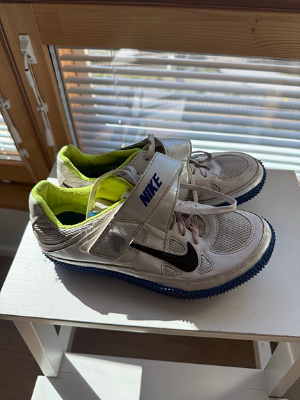 Nike piikkarit koko 39 valkoinen/sininen