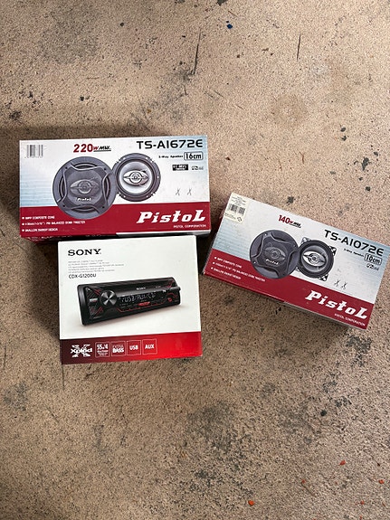 Sony CD-soitin ja Pistol TS-AI672C / TS-AI072C autokaiuttimet