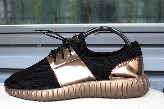 Sneakers 40 vapaa-ajan kenkä lenkkari musta kulta tehosteet