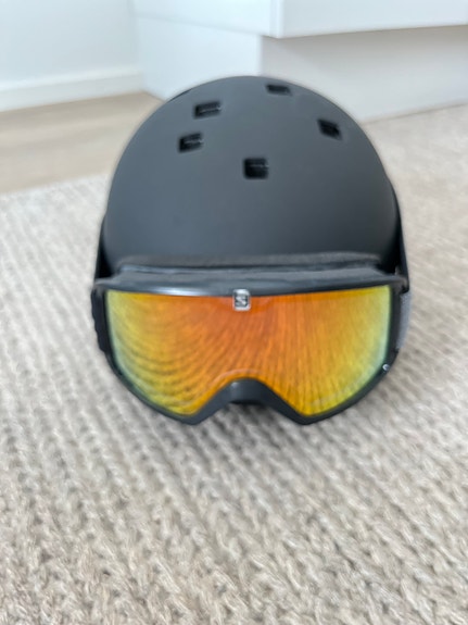 Myydään Salomon-laskettelukypärä, koko M.