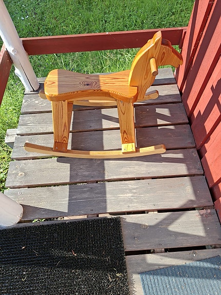 Puinen keinuhevonen
