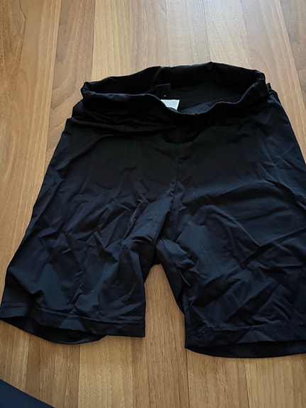 Mustat shortsit