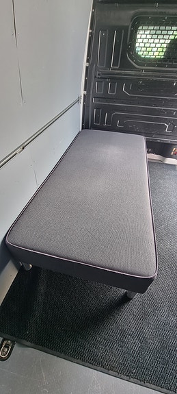 Sänky 90 x 200 ja petauspatja.(toimitus sisältyy!)