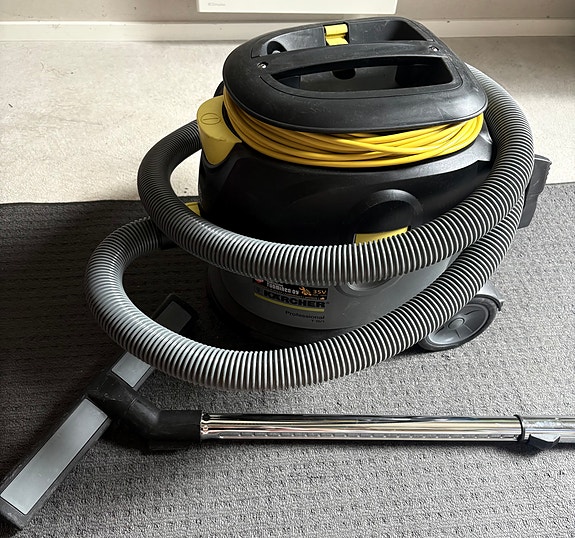 Kärcher professional 15/1 pölynimuri ja 10 kpl fleece pölypusseja