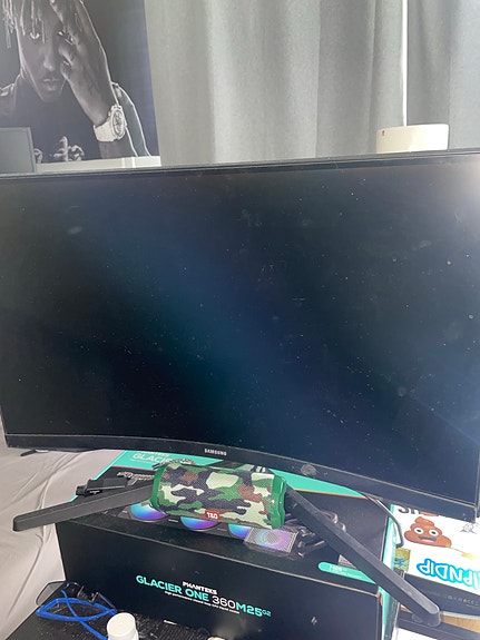 Samsung 27" kaareva näyttö