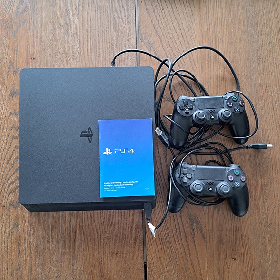 Sony PlayStation 4 pelikonsoli kaksi ohjainta