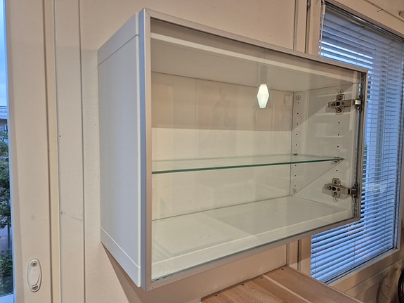 Ikea Bestå pieni vitriinikaappi