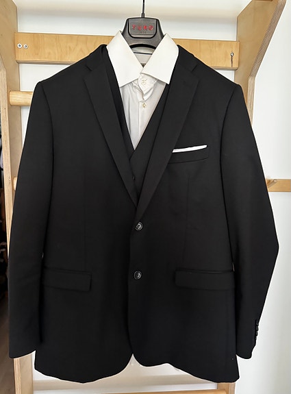 Turo Tailor tumma puku, kahdet housut, kaksi kauluspaitaa, liivi ja kengät