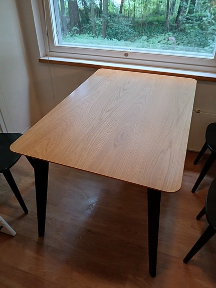 4 hengen ruokapöytä
