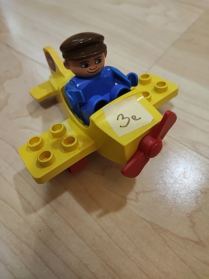 Lego Duplo lentokone ja mieshahmo.
