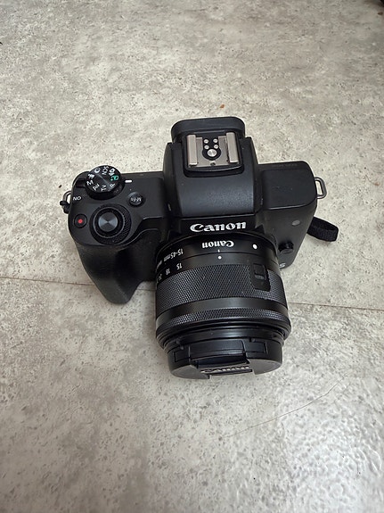 Canon M-50 järjestelmäkamera 15–45mm objektiivilla