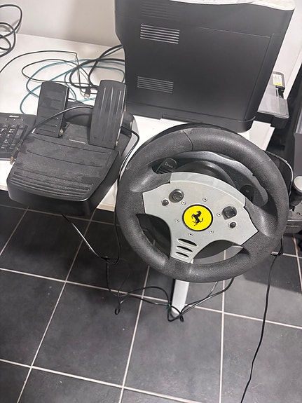 Thrustmaster Ferrari rattiohjain ja polkimet Pleikka 4 ollut kiinni.