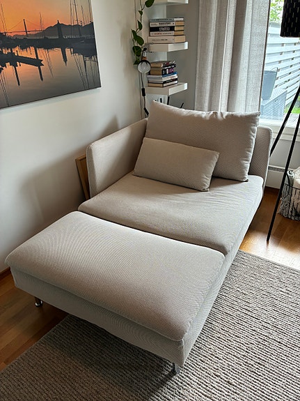 Vaalea/beige divaani