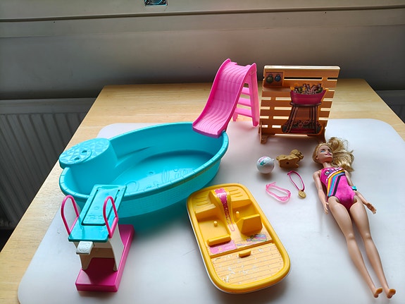 Barbie uima-allas ja nukke leikkisetti