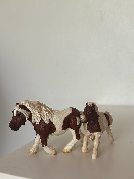 Schleich Shetlanninponi kaksikko: tamma ja sen varsa