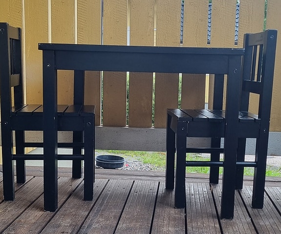 Kasten tuolit ja pöytä, puinen, mustan värinen