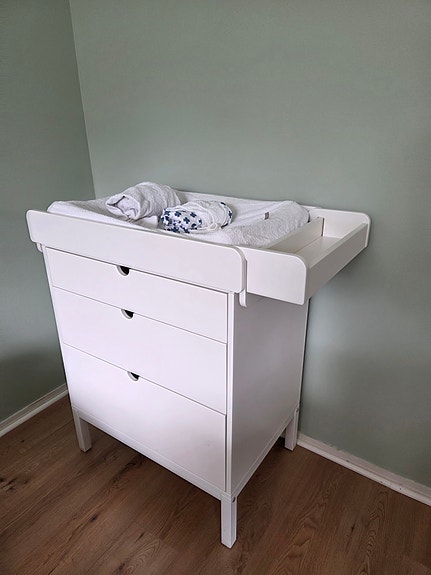 Stokke hoitopöytä lipasto valkoinen