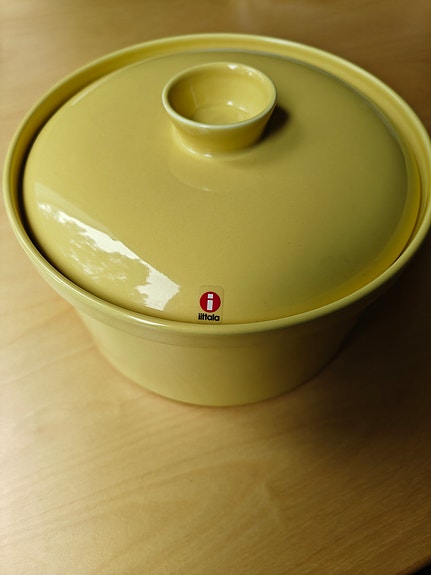Iittala keltainen uunivuoka kannella