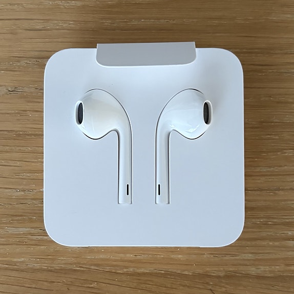 Apple EarPods nappikuulokkeet 3,5 mm kuulokeliitännällä