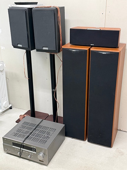 Yamaha RX-V650 AV-vahvistin ja kaiuttimet