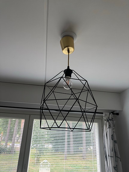Musta geometrinen riippuvalaisin