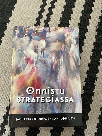 Onnistu strategiassa - liiketoiminnan ja taloustieteen oppikirja