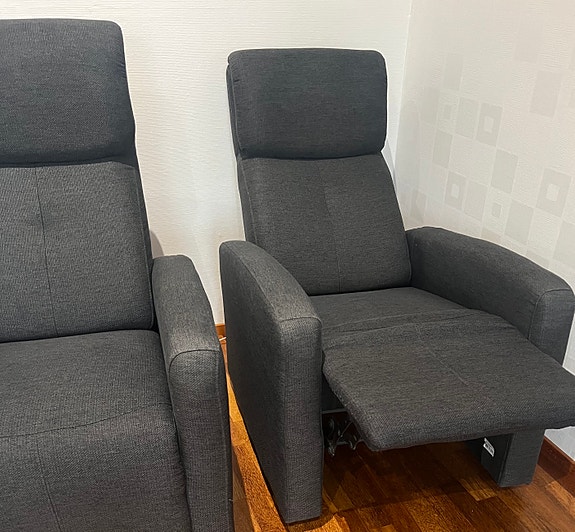 Tummanharmaat mekanismituoli /lepotuoli/ recliner-tuolit