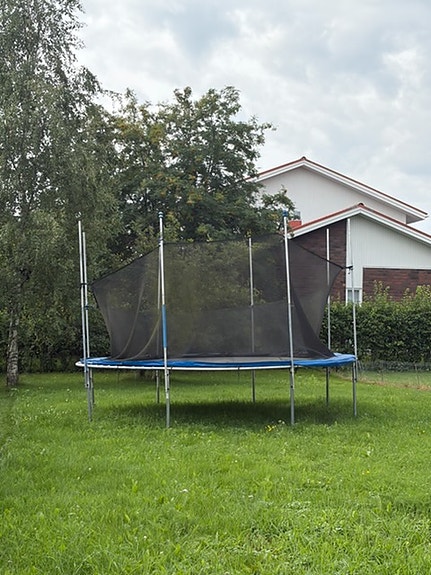 Annetaan trampoliini ja koripalloteline