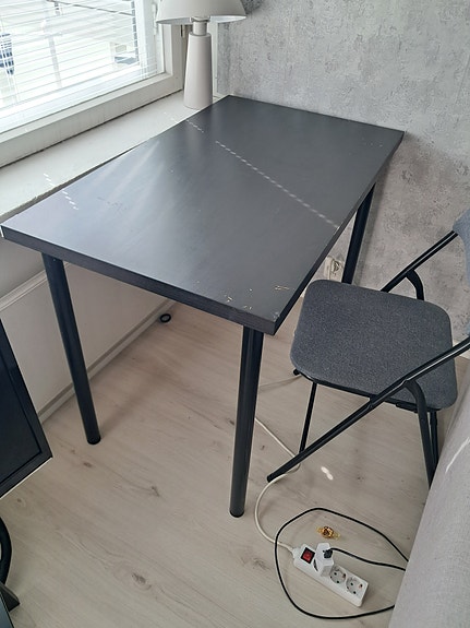 Musta työpöytä