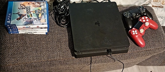 PS4 1000gb+2 ohjainta+ps4 pelejä