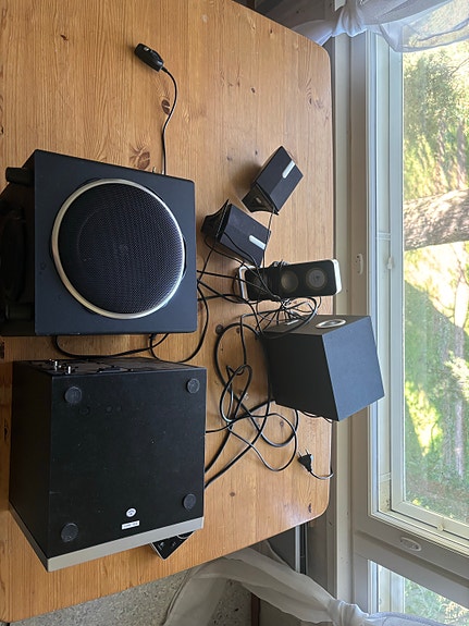 Logitech kaiuttimia
