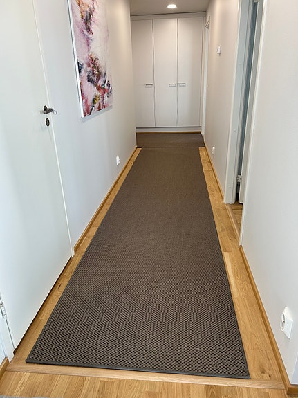 Harmaa käytävämatto