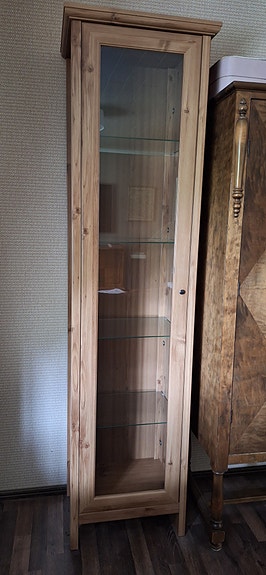 Hemnes vitriinikaappi